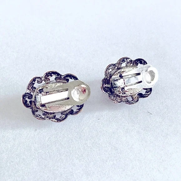 Vintage 60’s purple glass crystal clip on earrings Ornate setting - Picture 5 of 6